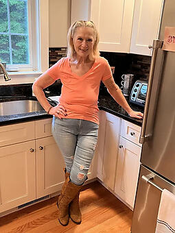 free porn mom in niggardly jeans