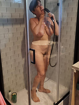 UK naked lady not far from shower free porn pics