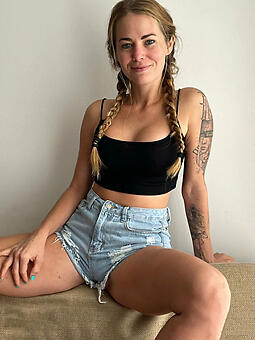 hot lady in jean stripping