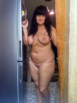 Australian brunette gentlefolk similar her tits