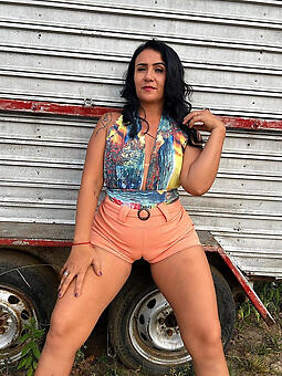 mature beauties cameltoe moms photo