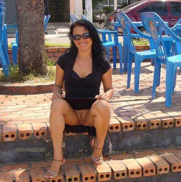 natural sexymom upskirts