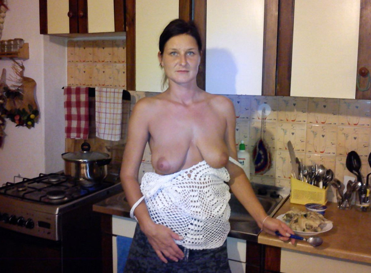amateurish housewives nude Bohemian pics