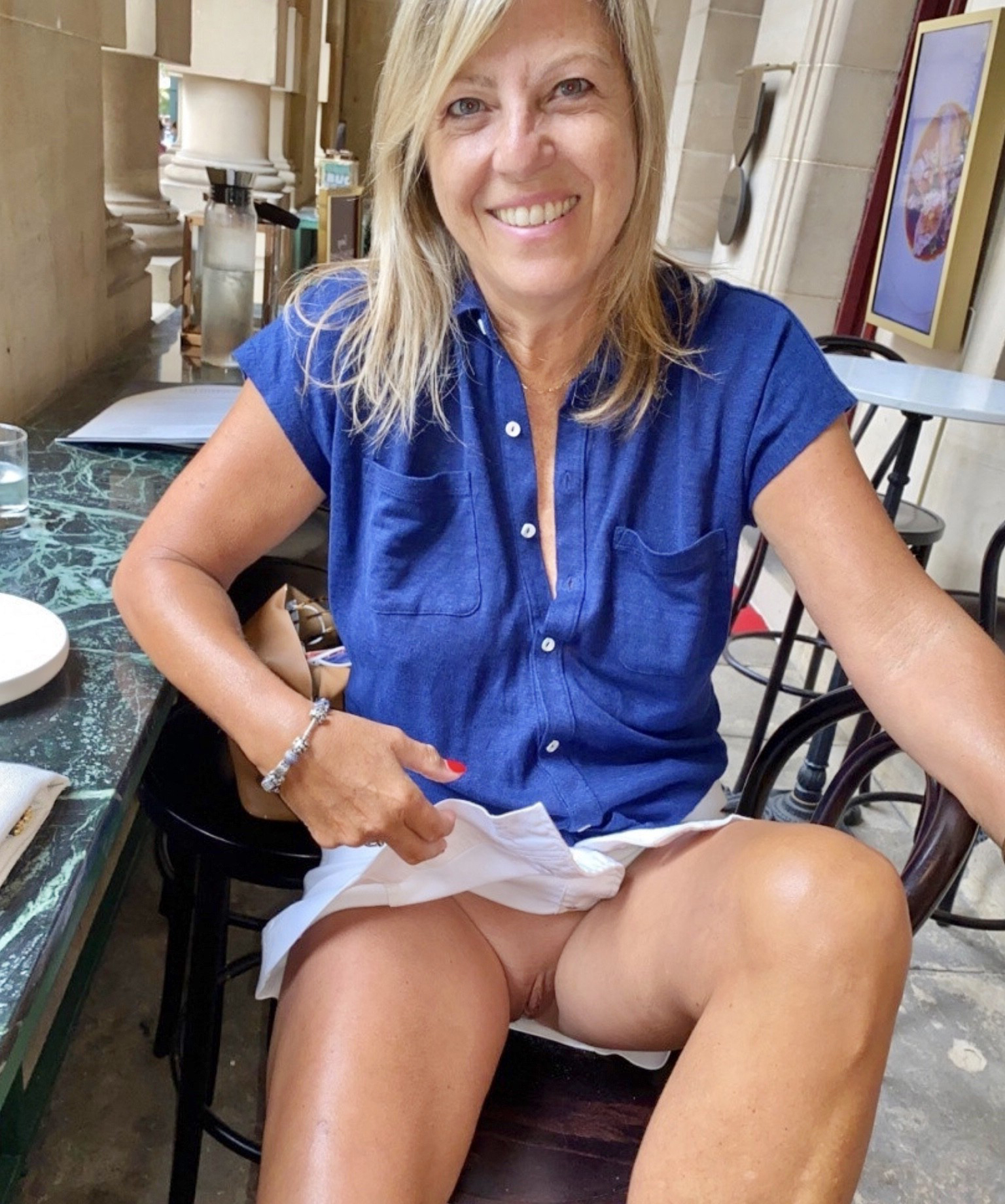 amateur mom upskirt showing her cunt