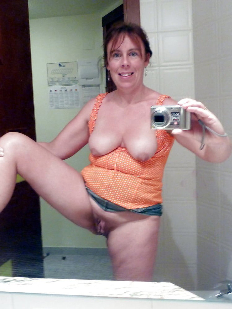 selfshot mom in one's birthday suit stripping