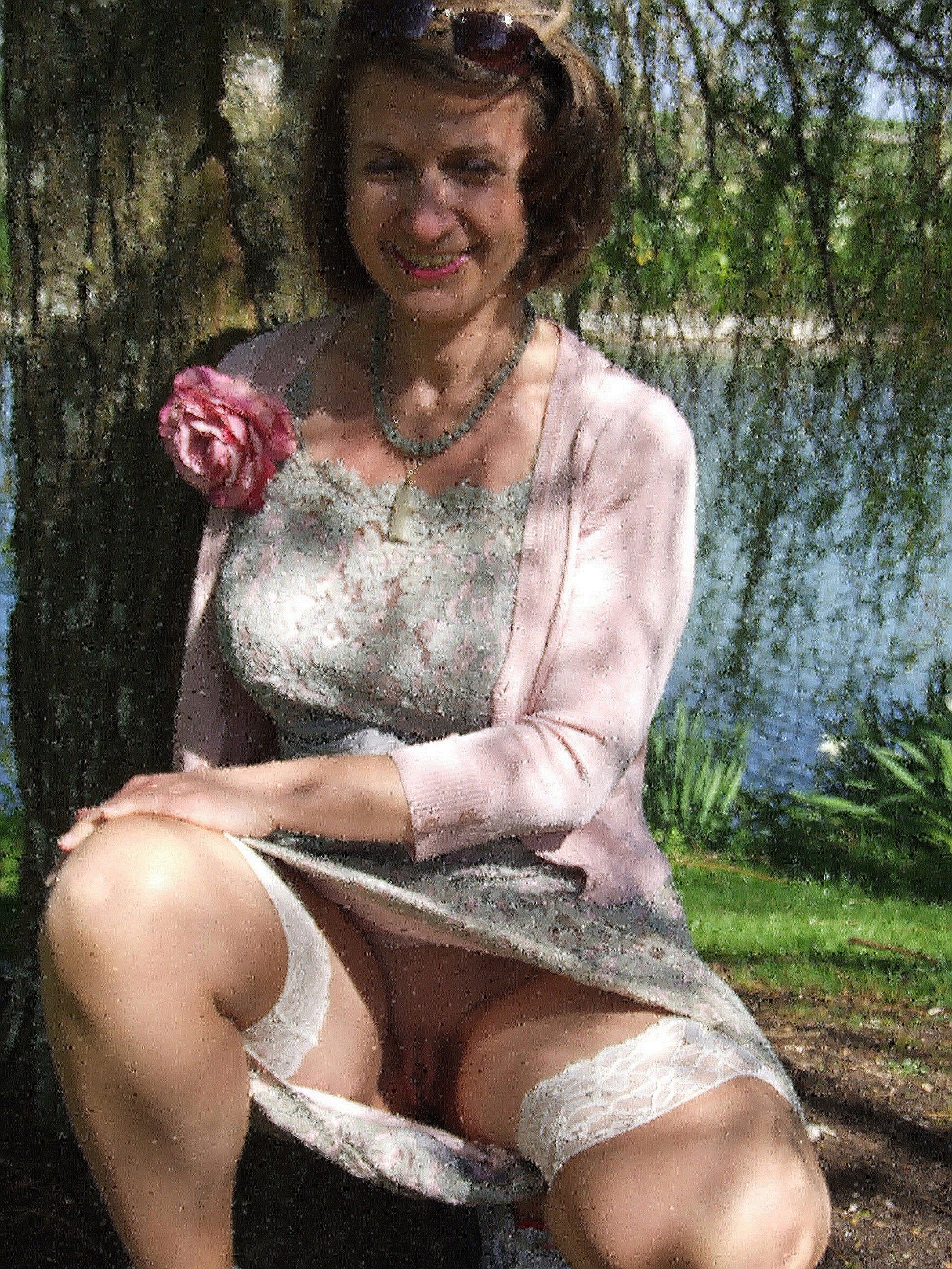 natural hot mom upskirt