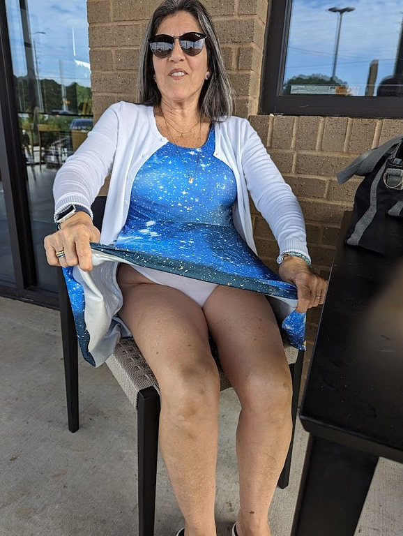 beautiful mature lady upskirt pic