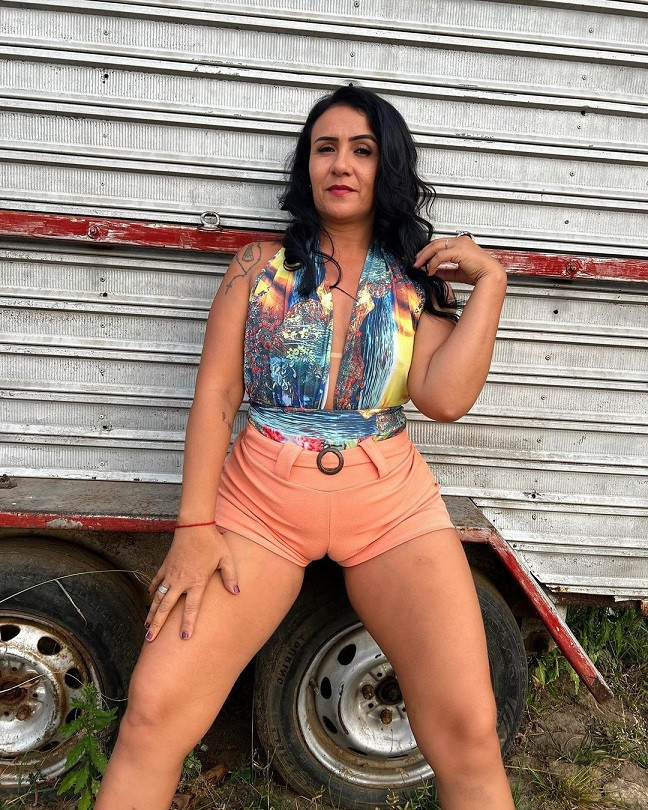 mature beauties cameltoe moms photo